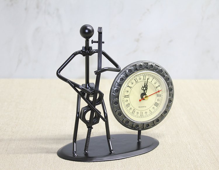 Metal Saatli Keman Çalan Müzisyen